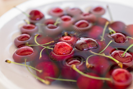 樱桃清洗餐厅包围浆果食物冲洗季节水果营养甜点盘子图片