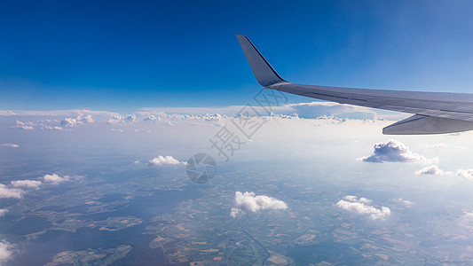 飞机机翼在高空飞过云层上空的景象窗户空气鸟瞰图地平线日落航班阳光天线商业旅游图片