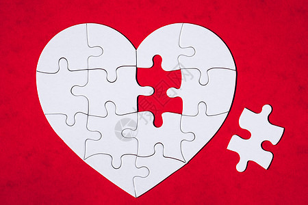 颜色背景上的心形拼图拼图 谜题心脏纪念日恋人桌子情人周年心碎幸福热情青年木头图片