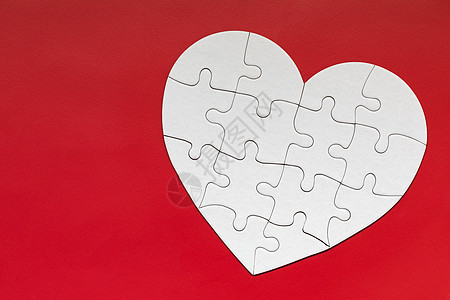 颜色背景上的心形拼图拼图 谜题心脏爱心桌子木头拼图游戏纪念日青年热情恋人心碎情人图片