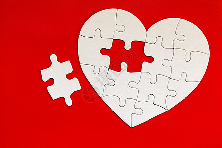 颜色背景上的心形拼图拼图 谜题心脏青年桌子木头心碎幸福情人周年拼图游戏恋人爱心图片