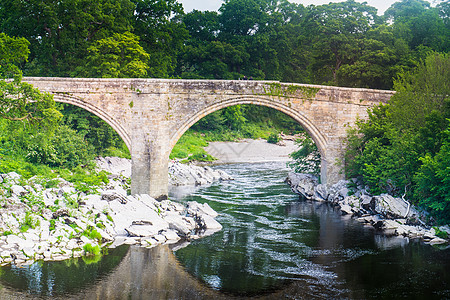 魔鬼桥的景象 这是英国坎布里亚附近的Lune河上著名的里程碑跨度树木地标风景农村建筑学石头水道乡村纪念碑图片