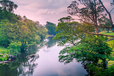 从英国附近桥上取来的Lune河的阳光颜色湖区岩石公园河月河岸森林风景溪流河道图片