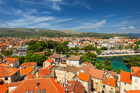 克罗地亚的Trogir 全市观光和红色屋顶瓷砖 克罗阿场景蓝色建筑学海岸线城市旅行城镇旅游目的地历史性图片