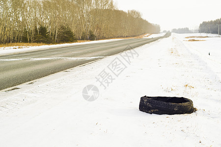 一辆卡车上的车胎被撕破 在路边的雪上环境汽车路线运输失败小路车轮碰撞树木排气图片