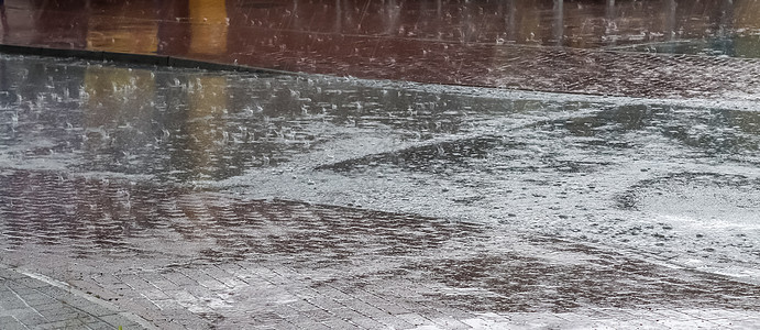 湿 ashpalt 道路纹理 大雨滴落在城市街道上水坑石头街道材料涟漪液体反射飞溅天气雨滴背景图片