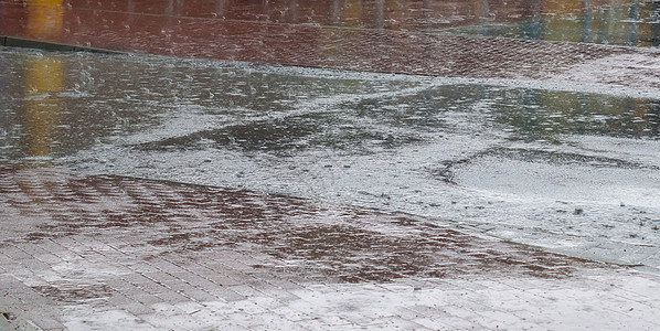 湿 ashpalt 道路纹理 大雨滴落在城市街道上空间石头水坑飞溅墙纸材料城市街道反射涟漪图片