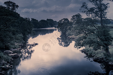 从英国附近桥上取来的Lune河的阳光颜色河岸河月溪流岩石湖区河道公园森林风景图片