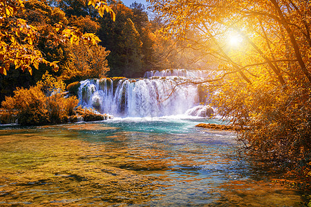Krka国家公园 有秋色的树木 著名的旅游景观森林瀑布国家落叶旅行风景石头公园流动图片