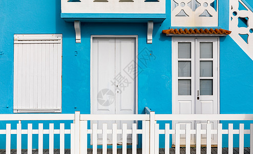 在葡萄牙阿维罗的科斯塔诺瓦街上城市渔村建筑学目的地新星晴天木头蓝色阳台海滩图片