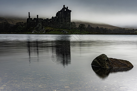 Kilchurn城堡 欧班附近水面对面图片