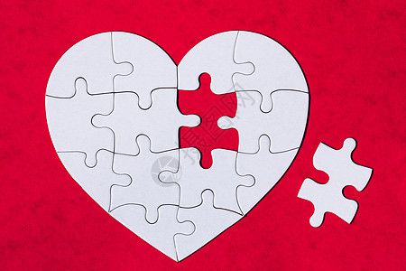 由拼图块组成的心脏物体 使全心完整 竖锯 Jigsaw概念明信片心碎木头青年心形情人伴侣红色合作图片