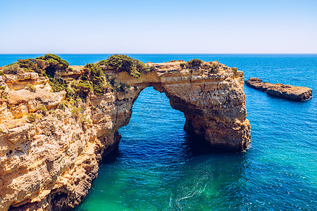 海洋上方的自然拱门 葡萄牙阿尔加夫 阿尔班代拉阿科悬崖海岸线观光岩层石头海景海滩海鸥岩石沙滩图片