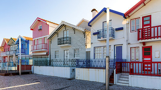 在葡萄牙阿维罗的科斯塔诺瓦街上木头新星海景房目的地蓝色阳台景观条纹花坛城市图片