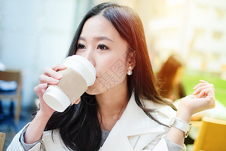 女人在餐馆喝咖啡 日出时流水女性微笑早餐芳香耀斑饮料杯子香气咖啡女孩图片