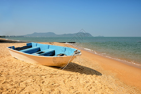 蓝天在沙滩上渔船图片