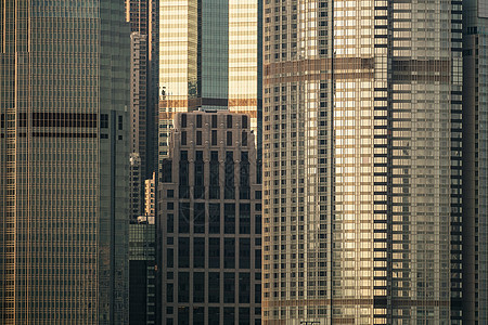 日光下的办公楼细节玻璃工作公司摩天大楼建筑市中心技术蓝色城市金融图片