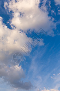 云和蓝天空背景 蓝色天空背景有云云景太阳气象阳光白云场景日光天际天气气候图片