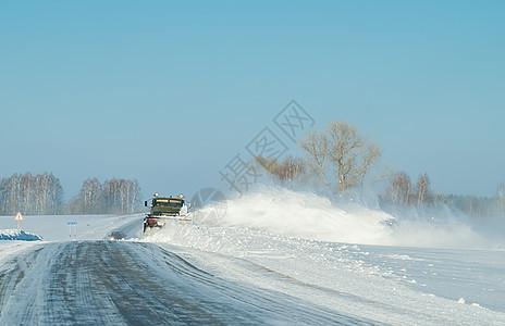 撤雪设备 卡车 冬季从冰冷乡村公路上清除雪雪图片