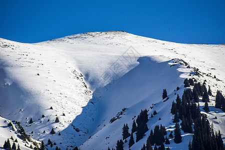 横跨伊利阿拉陶山旅行风景太阳天空冰川冻结蓝色远足顶峰登山图片