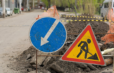 道路背景上的路标 绕行 道路修理和城街沥青破碎的铺盖柏油车道安全维修危险房子施工工作庭院小路解决图片