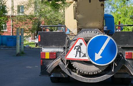 一辆道路服务维修卡车停在街上 上面有迹象表明正在进行维修图片