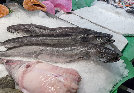 麻辣海鲜Boqueria市场上的鱼背景