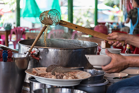 厨师在街头食品市场煮面汤店铺文化男人男性蔬菜自助餐旅行美食烹饪餐厅图片