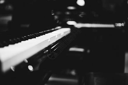 黑色古典大钢琴上的钢琴键工具乐器歌曲教育独奏合成器韵律器官古董钥匙图片