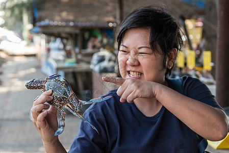 泰国海产食品市场上的亚洲妇女和花蟹钓鱼营养沙蟹餐厅自然动物成人美食农业海洋图片