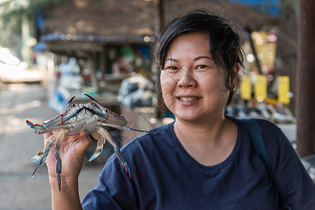 泰国海产食品市场上的亚洲妇女和花蟹螃蟹自然钓鱼动物贸易食物美食女士女孩海鲜图片