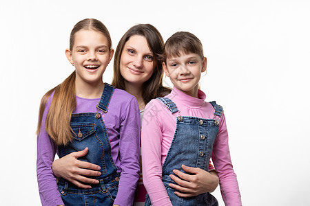家庭肖像 母亲有两个女儿 有白色背景的白人背景图片