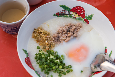 有鸡蛋的冷冻冰粥是亚洲早餐街道勺子文化面团桌子美食稀饭木头市场午餐图片