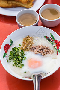 有鸡蛋的冷冻冰粥是亚洲早餐面团桌子文化街道勺子烹饪木头食物蔬菜市场图片