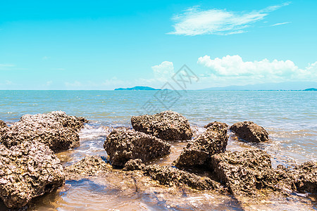 海滩和海洋景观 珊瑚礁岩石海滩晴天假期沿海波浪蓝色热带天空阳光牡蛎架子图片