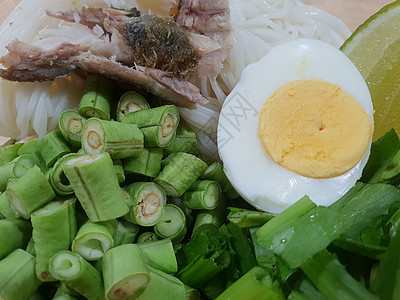 大米马面面辣辣色沙拉 加竹鱼香料柠檬鲭鱼午餐餐厅油炸市场盘子挂面美食图片