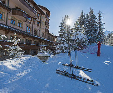 阿尔卑斯山滑雪胜地 有公寓和雪树蓝色针叶树松树太阳滑雪板高山天气旅行天空建筑图片