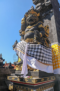 印度尼西亚巴厘岛印度教寺庙旁的守护神形象特写 巴厘岛一座印度教寺庙的砖砌入口大门 传统和历史遗址 巴厘岛寺庙监护人的雕塑女神文化图片