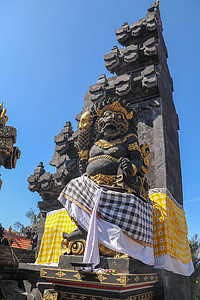 守卫印度教寺庙海神庙的巴厘岛精神雕像 守卫印度尼西亚巴厘岛寺庙大门的石像 传统和文化 巴厘岛寺庙监护人雕塑艺术地标烈酒吸引力海岸图片