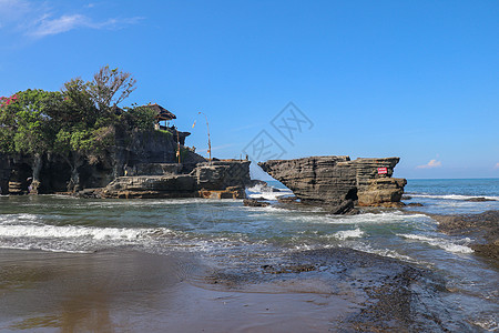 Tanah Lot意指位于塔巴南Tenpasar约20公里处的巴厘语陆地海 这座寺庙位于近岸岩石上 多年来由海水潮持续形成破坏旅图片