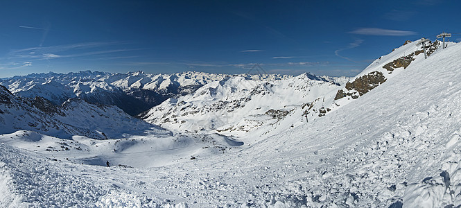 高山山脉下雪覆盖山谷的风景全景爬坡道山脉远景旅行蓝色天空顶峰山腰天气高山图片