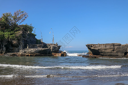 印度尼西亚巴厘岛的印度寺庙Tanah Lot 冲浪在岩石悬崖上打碎 Azure蓝天 潮汐洪水雨创造了一个愉快的气氛 注解蓝色海岸图片