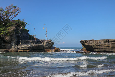 印度尼西亚巴厘岛的印度寺庙Tanah Lot 冲浪在岩石悬崖上打碎 Azure蓝天 潮汐洪水雨创造了一个愉快的气氛 注解太阳海洋图片