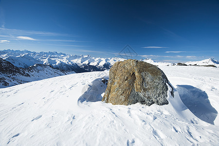 高山山脉下雪覆盖山谷的风景全景山脉远景岩石旅行荒野爬坡道季节天气环境高山图片