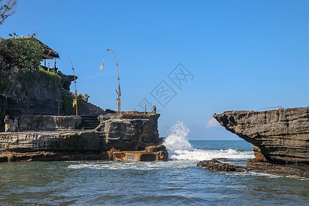 印度尼西亚巴厘岛的印度寺庙Tanah Lot 冲浪在岩石悬崖上打碎 Azure蓝天 潮汐洪水雨创造了一个愉快的气氛 注解石头支撑图片