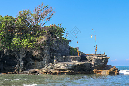 Tanah Lot意指位于塔巴南Tenpasar约20公里处的巴厘语陆地海 这座寺庙位于近岸岩石上 多年来由海水潮持续形成海滩游图片