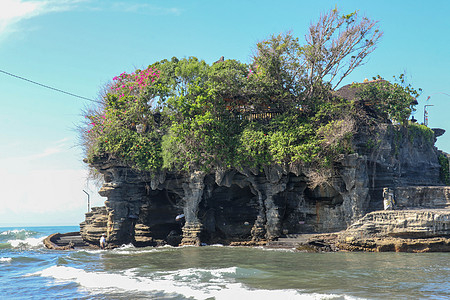 Tanah Lot意指位于塔巴南Tenpasar约20公里处的巴厘语陆地海 这座寺庙位于近岸岩石上 多年来由海水潮持续形成海浪冲图片