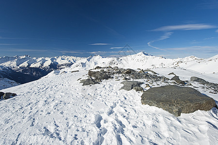 高山山脉下雪覆盖山谷的风景全景远景岩石山峰山腰爬坡道天空荒野季节环境蓝色图片