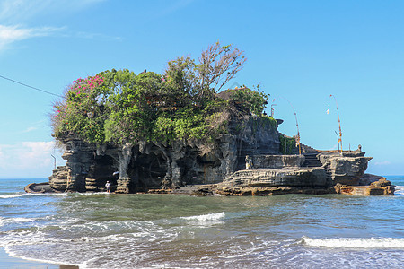 Tanah Lot意指位于塔巴南Tenpasar约20公里处的巴厘语陆地海 这座寺庙位于近岸岩石上 多年来由海水潮持续形成热带海图片