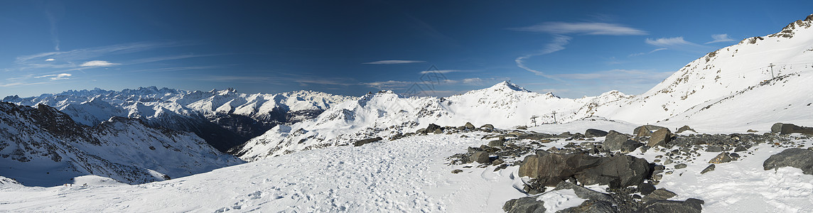 高山山脉下雪覆盖山谷的风景全景山脉天气爬坡道远景季节蓝色旅行山腰天空岩石图片